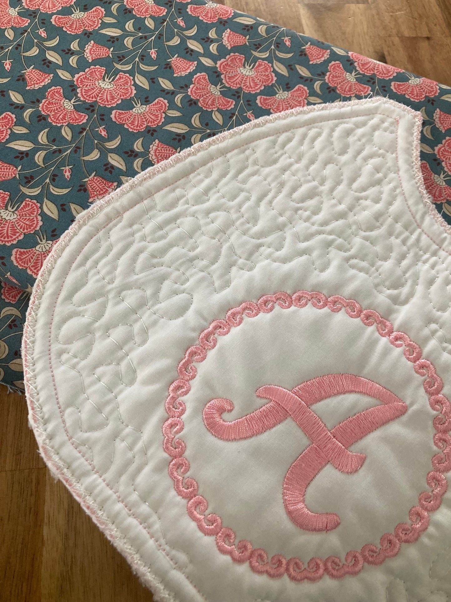 Babero Blanco Acolchado con Monograma