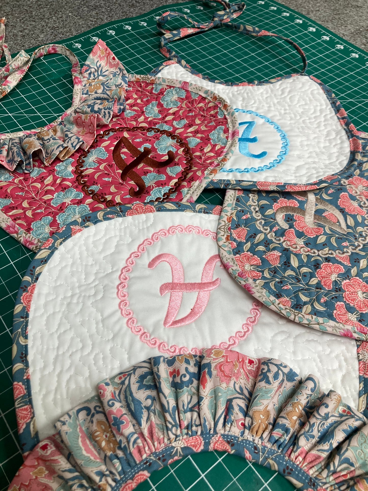 Babero Ruffles Acolchado con Monograma