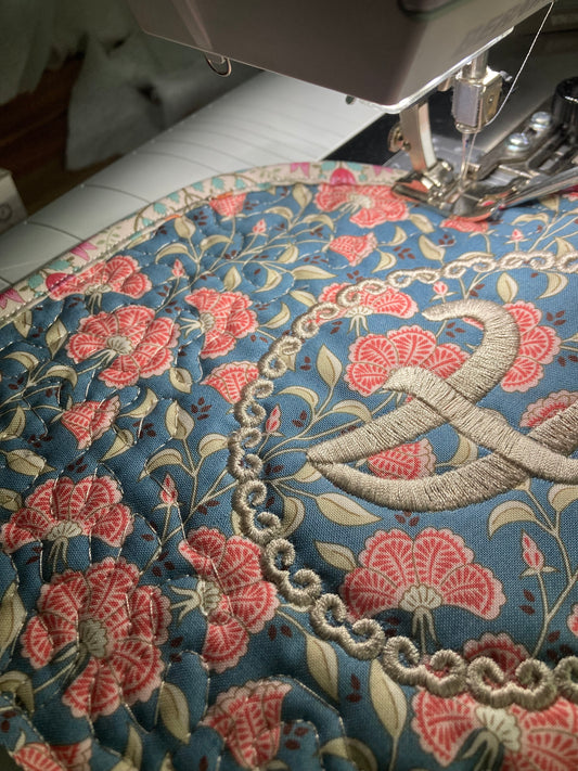 Babero Estampado Acolchado con Monograma