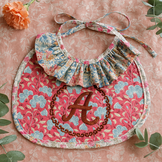 Babero Ruffles Estampado Acolchado con Monograma