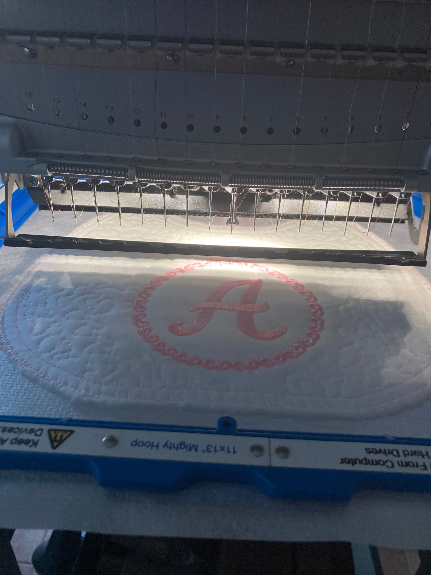 Babero Blanco Acolchado con Monograma