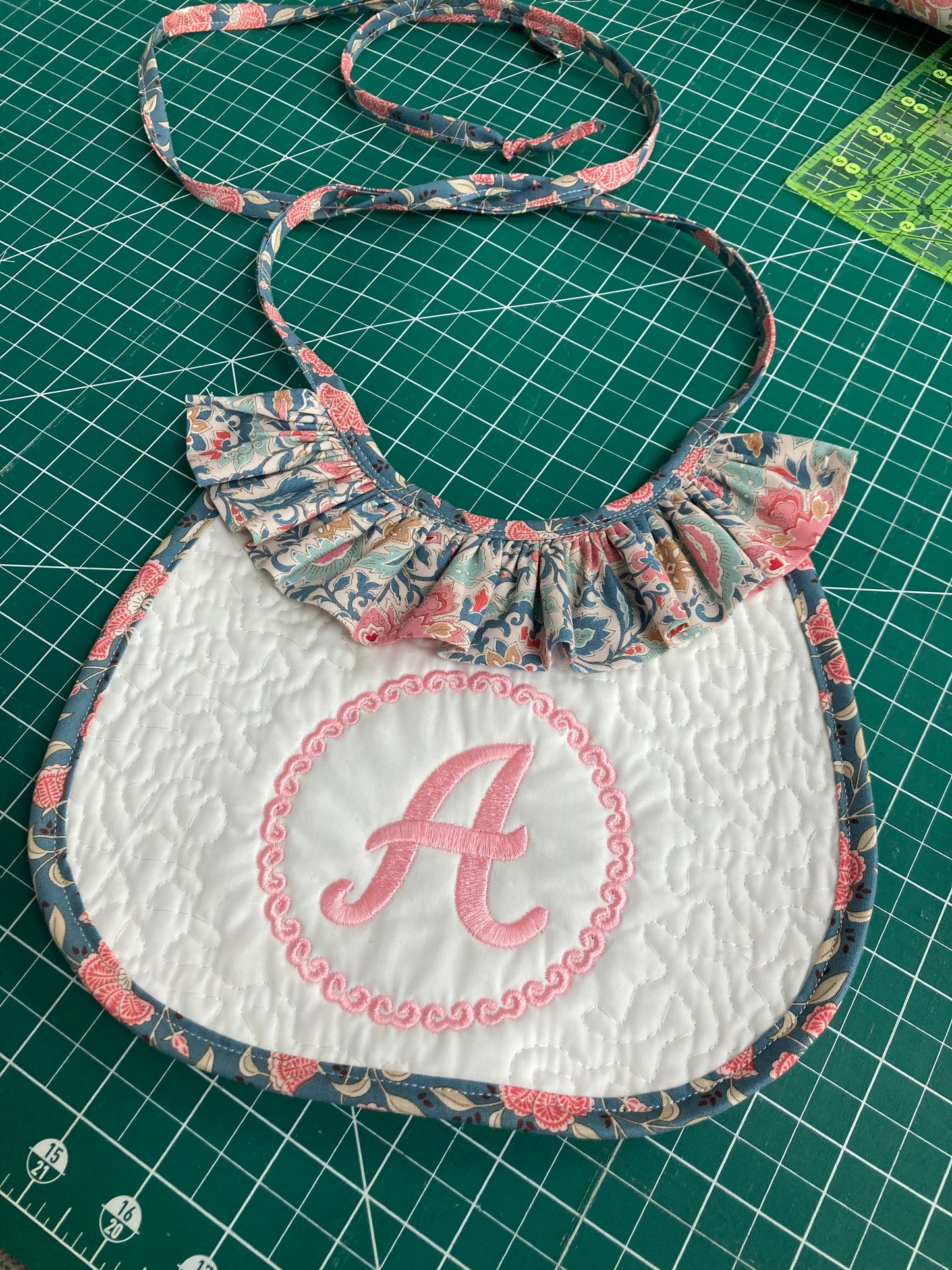 Babero Ruffles Acolchado con Monograma