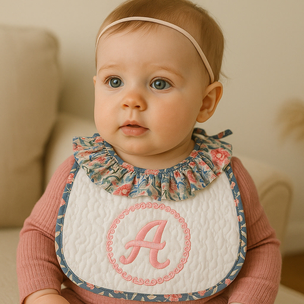 Babero Ruffles Acolchado con Monograma