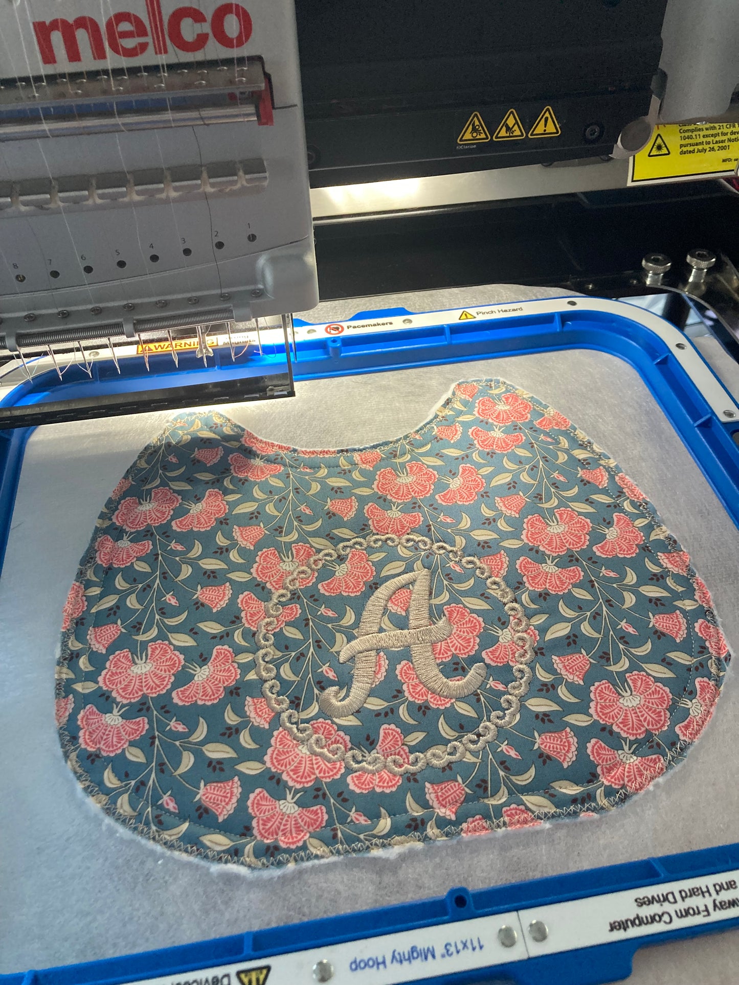 Babero Estampado Acolchado con Monograma