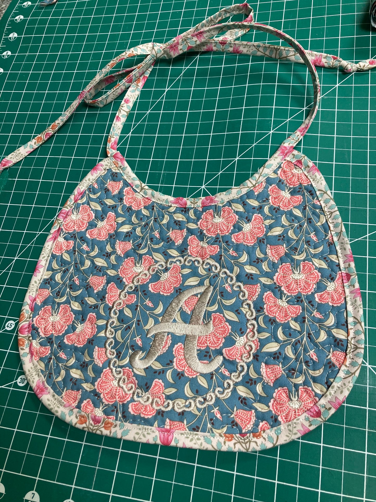 Babero Estampado Acolchado con Monograma