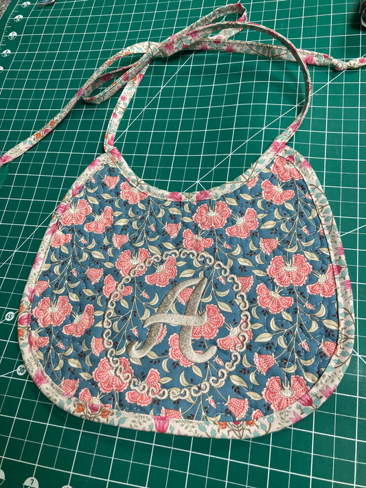 Babero Estampado Acolchado con Monograma