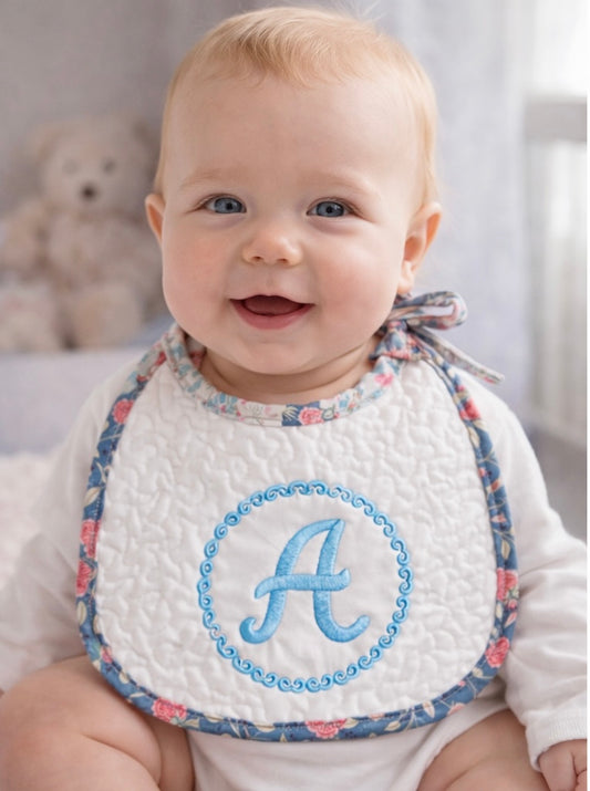 Babero Blanco Acolchado con Monograma