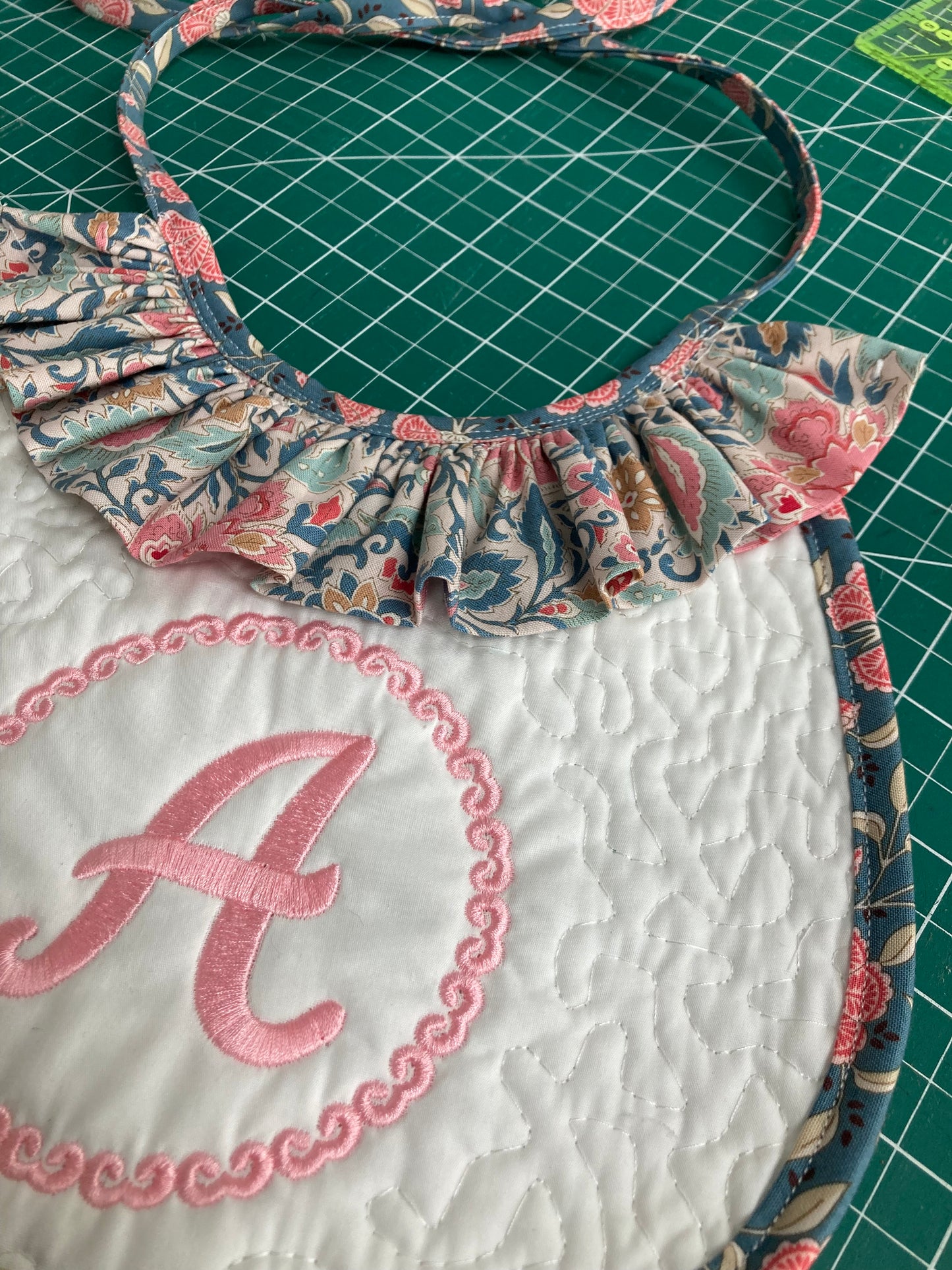 Babero Ruffles Acolchado con Monograma