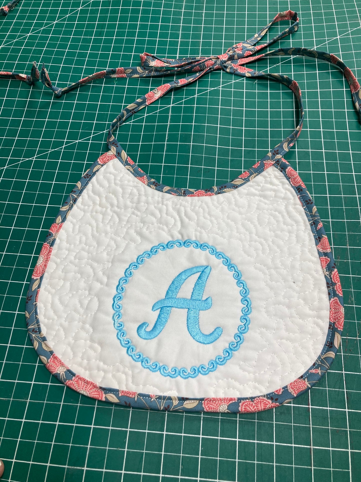 Babero Blanco Acolchado con Monograma